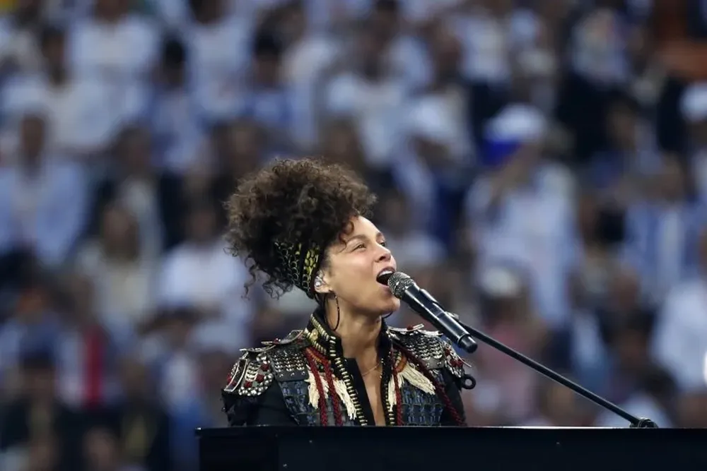 Alicia Keys durante su presentación en la final de Liga de Campeones