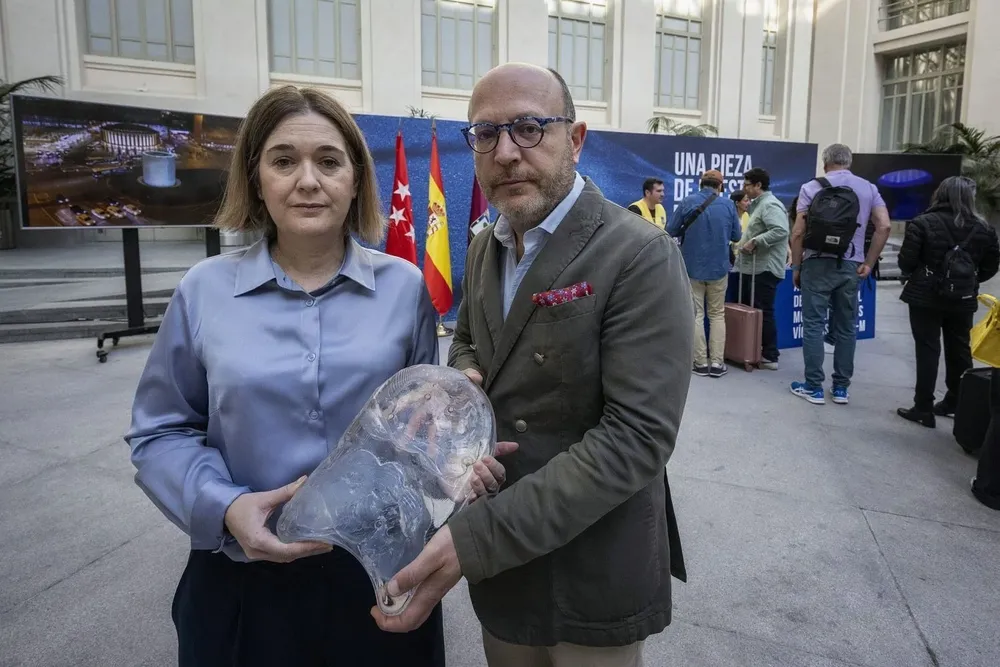 La delegada de Cultura, Turismo y Deporte, Marta Rivera de la Cruz , junto con el delegado de Políticas Sociales, Familia e Igualdad, José Fernández, durante el reparto de las piezas del monumento del 11M.