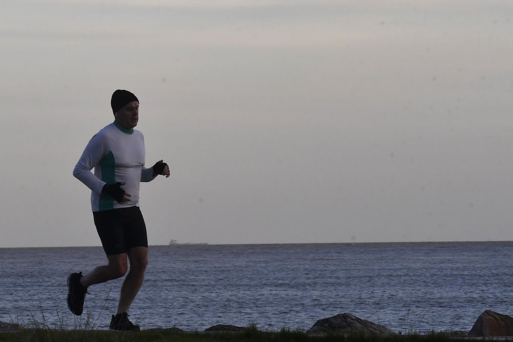 Un hombre corre en la Rambla de Montevideo. (Archivo)