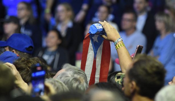 Un asistente flamea la bandera de Puerto Rico durante un acto demócrata en Filadelfia