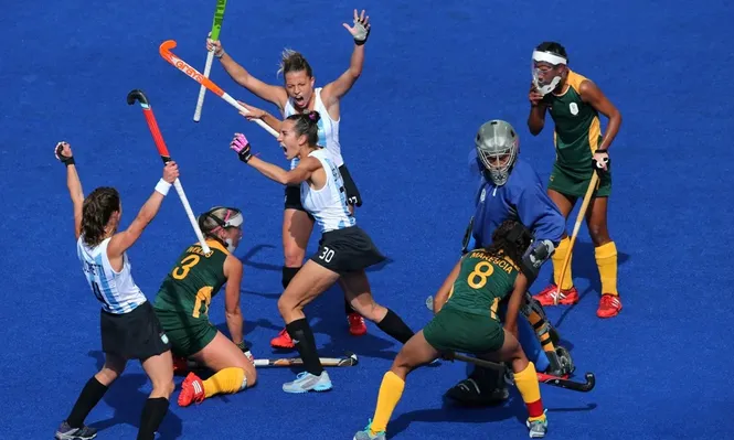 Las Leonas golearon en el debut