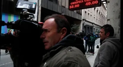 El dólar cayó 4% en el debut oficial del sistema de banda de flotación en Argentina