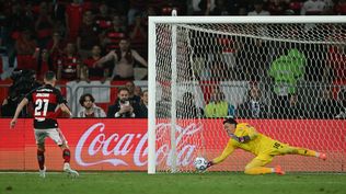 Fernando Muslera le ataja a Jorginho