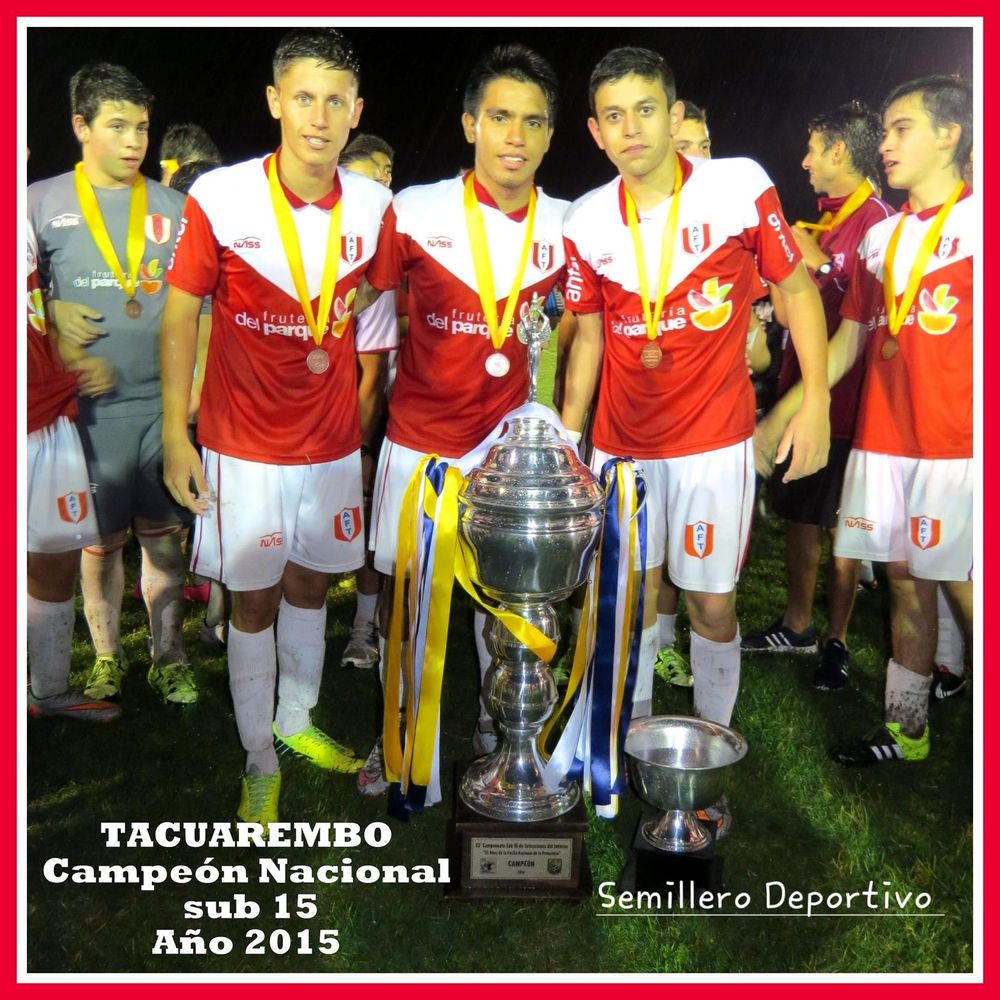 Brian Rodríguez con el título de campeón del interior de la categoría sub 15, con Tacuarembó