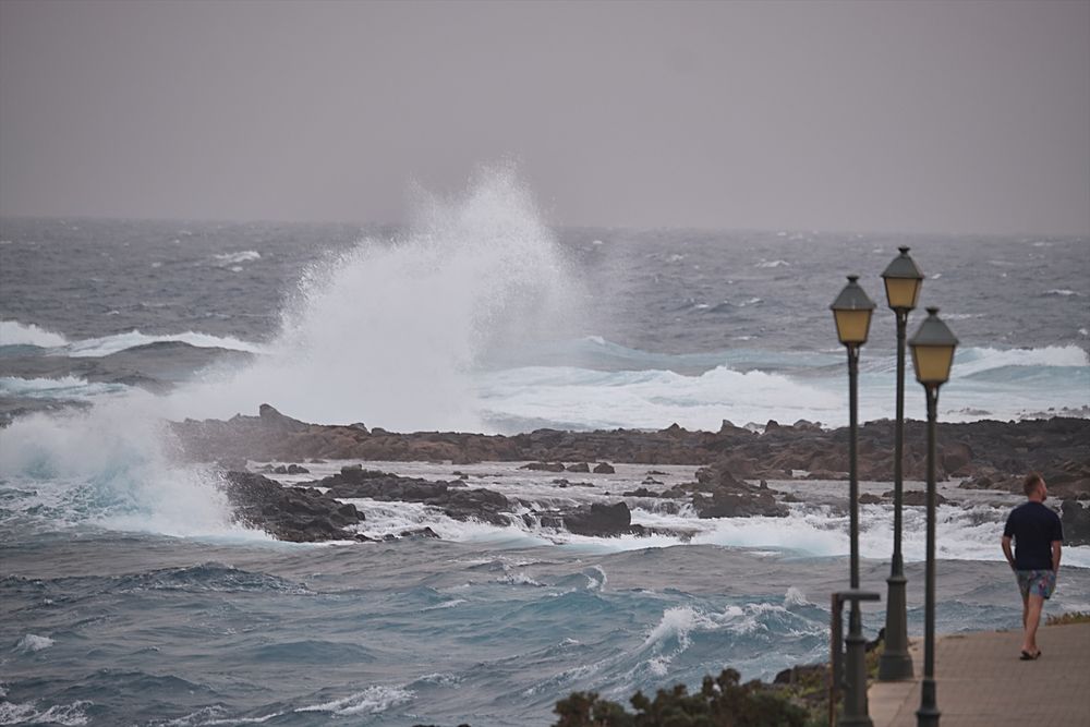 16 provincias en España están con avisos de lluvias, tormentas, olas y calor.