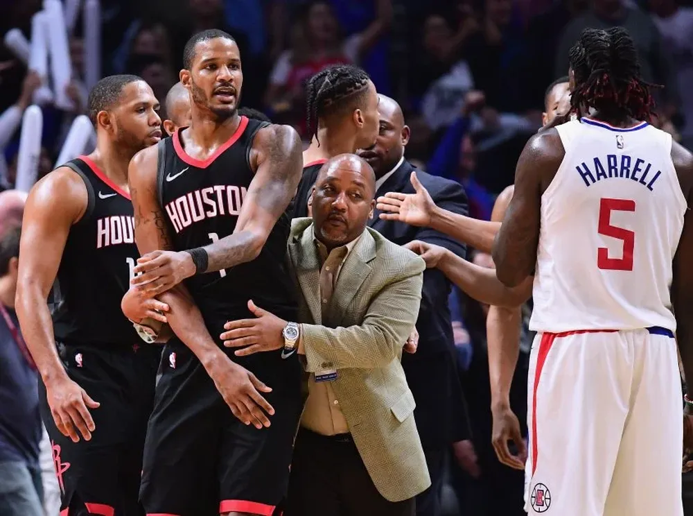 Trevor Ariza (1) es contenido por un asistente