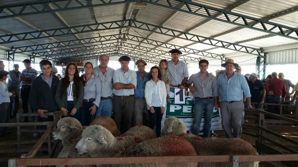 Integrantes de las cabañas y del escritorio a instantes de comenzar las ventas