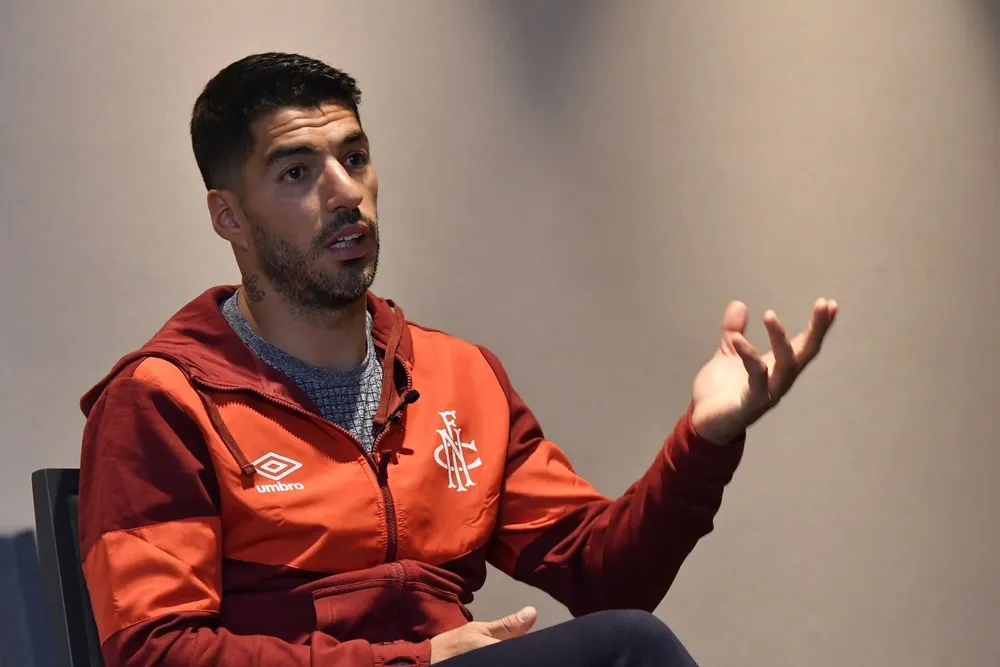 Luis Suárez en el mano a mano con Referí