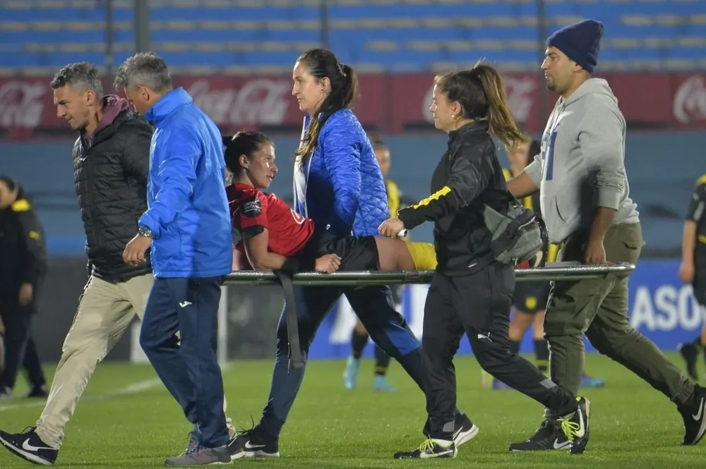 Así retiraron en camilla a Silvia Ríos