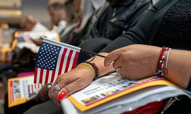 El último paso para la naturalización es la ceremonia de juramento.