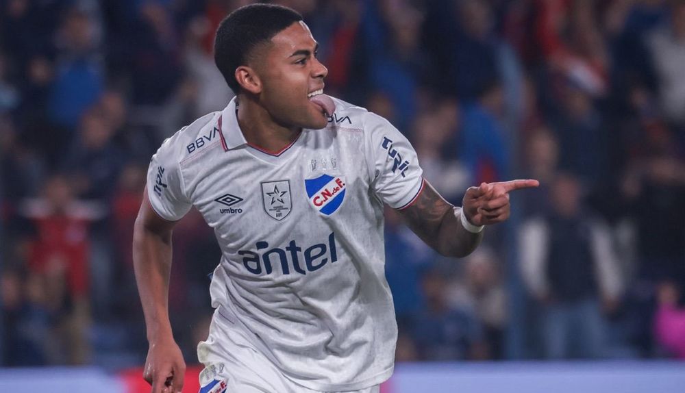 Juan Cruz De los Santos celebra su gol para Nacional ante Cerro Largo por el Torneo Apertura