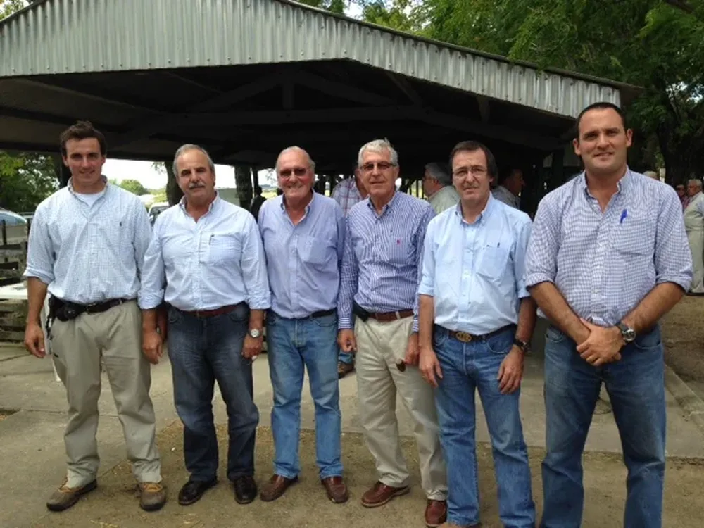 Integrantes de la cabaña y del escritorio con el presidente de ARU Rubén Echeverría