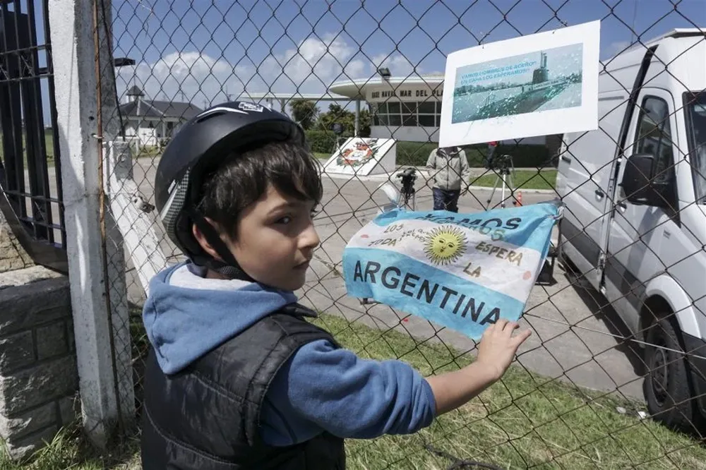 Un niño en la base naval de Mar de Plata, adonde debía arribar el submarino que ahora se busca