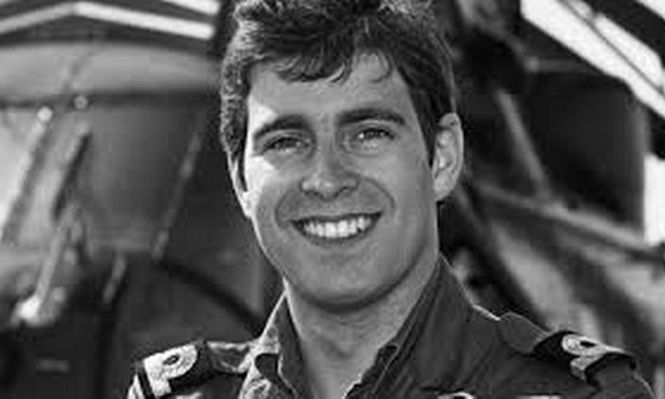 El ex príncipe Andrés, junto a un helicóptero Sea King durante la Guerra de Malvinas en 1982.