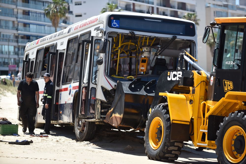 El ómnibus de Cutcsa en la playa de Pocitos