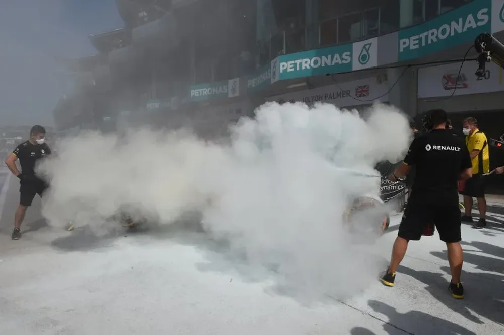 El coche, apenas se detuvo en boxes, se incendió; el piloto pudo salir a tiempo del monoplaza.