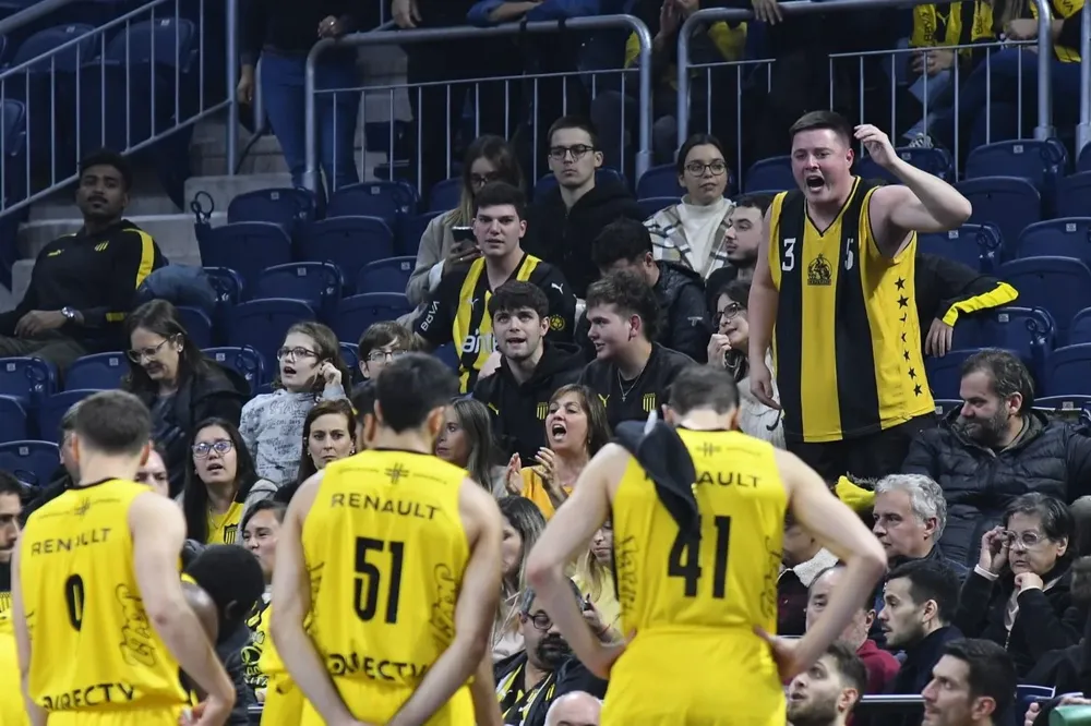 Hinchas de Peñarol en el Antel Arena