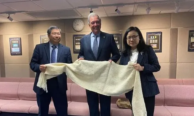 El ministro, en cada instancia, obsequió productos artesanales uruguayos a sus pareces en China.