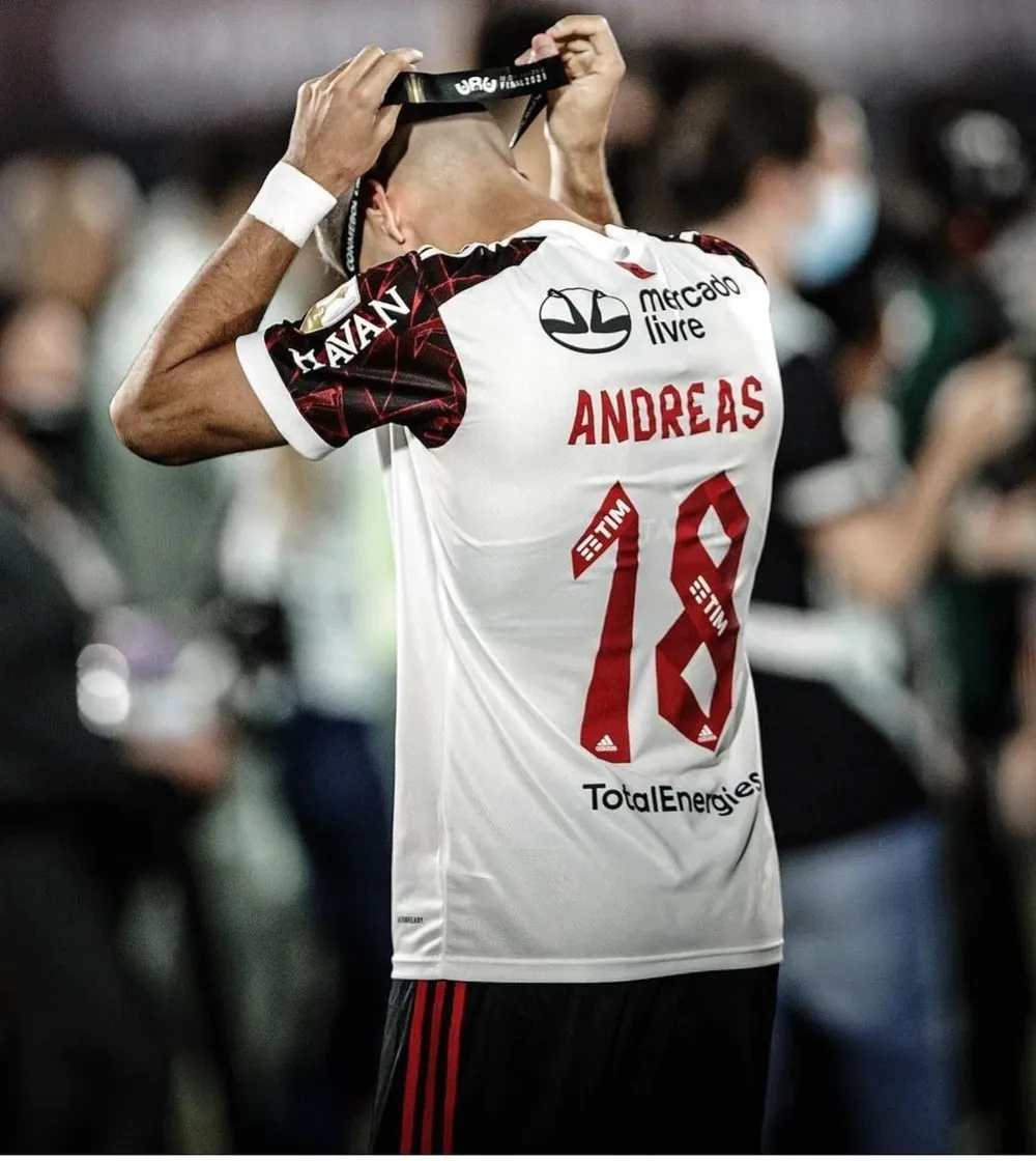 Andreas se quita la medalla