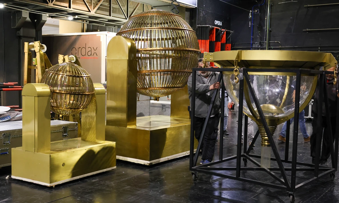 Los bombos y el resto de elementos llegan al Teatro Real de Madrid para el Sorteo Extraordinario de Navidad del próximo 22 de diciembre