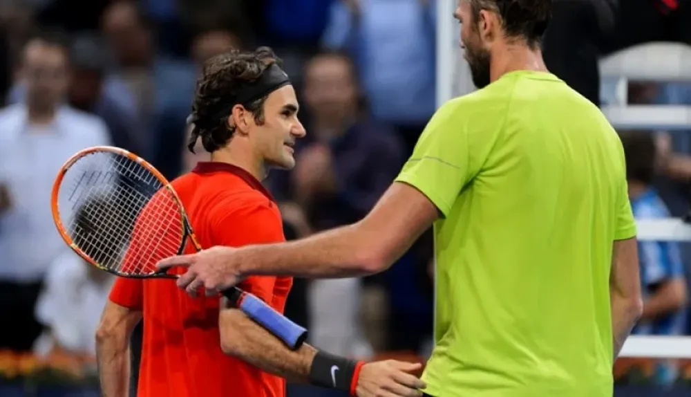 Federer saluda a Karlovic, su vencido en semifinal