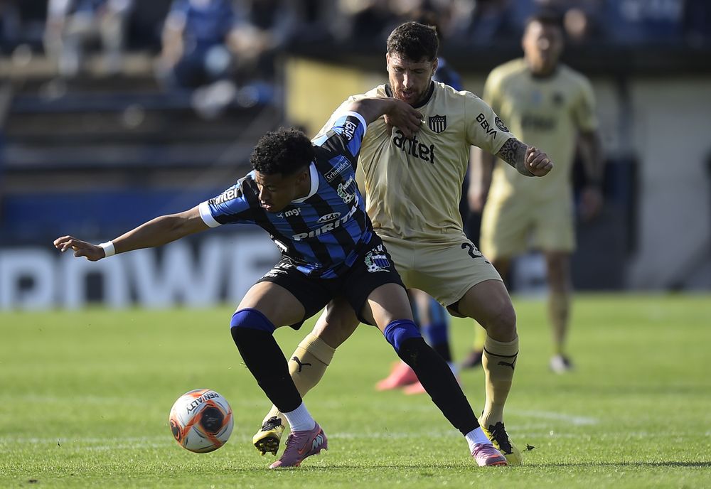 Kevin Amaro de Liverpool marca a Eric Remedi de Peñarol por el Torneo Clausura