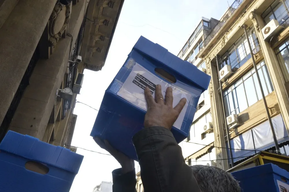 Llegada de las firmas contra la LUC a la Corte Electoral