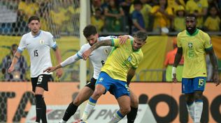 Bruno Guimaraes de Brasil ante Rodrigo Bentancur de la selección de Uruguay