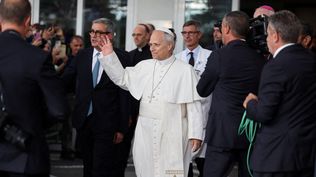 León XIV dejó el hospital Gemelli de Roma tras recibir el alta médica y regresó al Vaticano