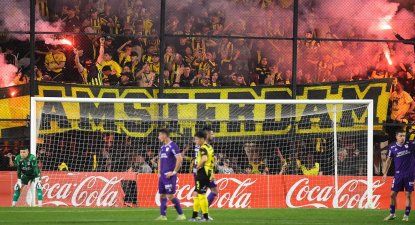 Se repite la hostilidad de los hinchas de Peñarol: bengalas, bandera gigante prohibida y la petaca que le lanzaron a Kevin Dawson
