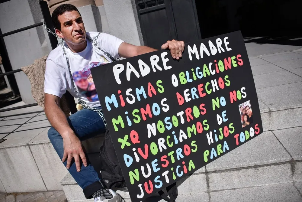 Nicolás Demirdjian reclama en la puerta de un juzgado de familia la tenencia compartida de sus hijos