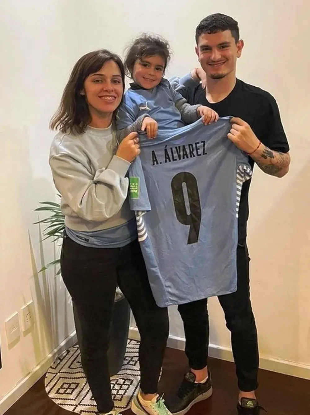 Agustín Álvarez Martínez con su pareja Thalía y su hija Julia; de la alegría de debutar con gol en la selección, a volver con Peñarol
