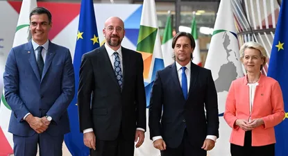 El primer ministro de España, Pedro Sánchez, el presidente del Consejo Europeo, Charles Michel, el presidente uruguayo, Luis Lacalle Pou, y la presidenta de la Comisión Europea, Ursula von der Leyen, posan al llegar al primer día de una cumbre de la Unión Europea-Comunidad de América Latina y los Estados del Caribe (UE-CELAC) en el edificio del Consejo Europeo en Bruselas el 17 de julio de 2023.