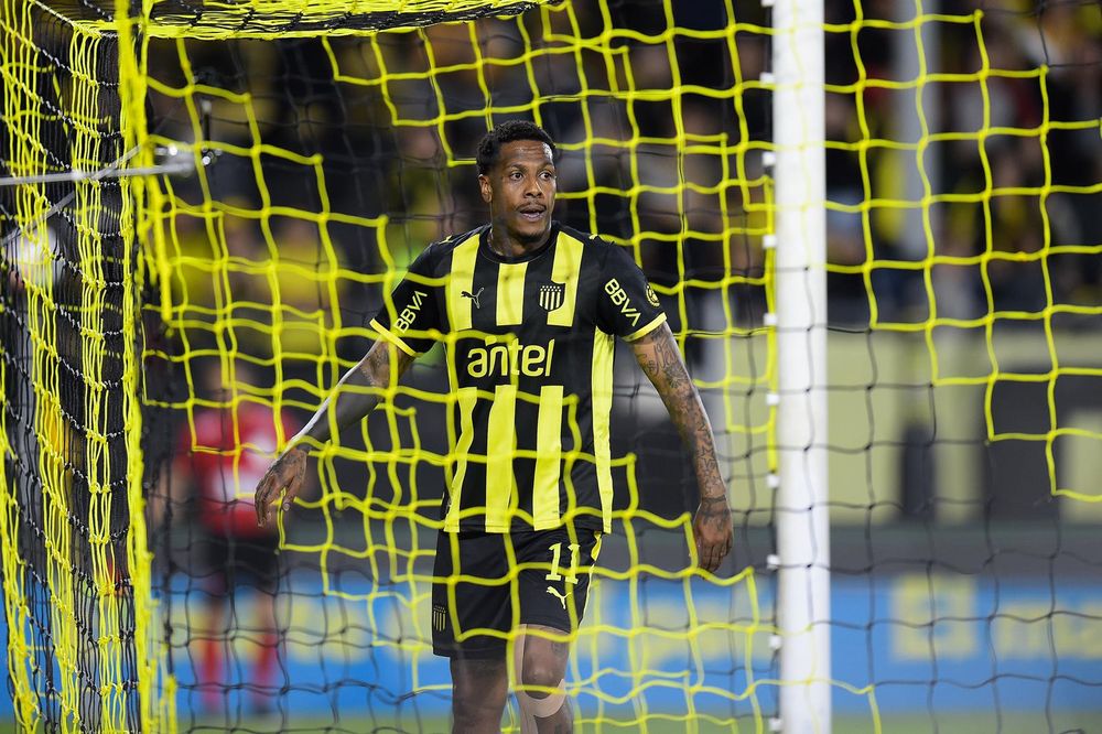 Abel Hernández en el último partido entre Peñarol y Liverpool