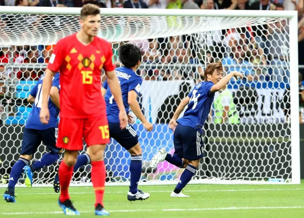 Takashi Inui festeja el segundo gol convertido para su selección.