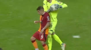 Lucas Torreira fue agredido por el arquero rival que recibió la segunda amarilla y fue expulsado