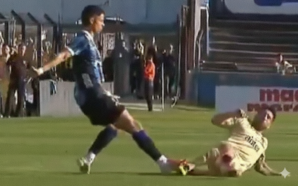 Ángel Cayetano de Liverpool pisó a Eric Remedi de Peñarol por el Torneo Clausura