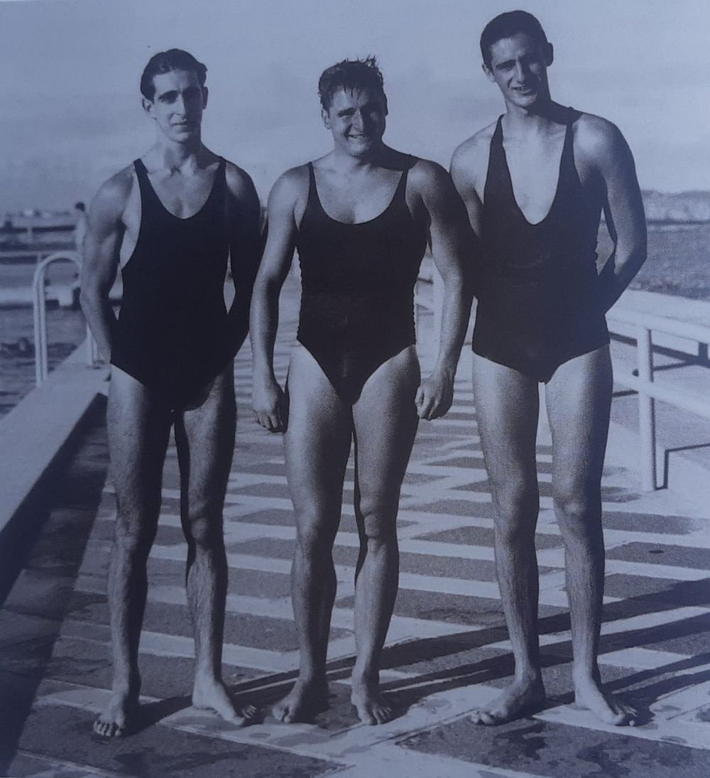 Alfredo Testoni vestido como nadador, aparece a la izquierda de la foto; a la derecha, su hermano César