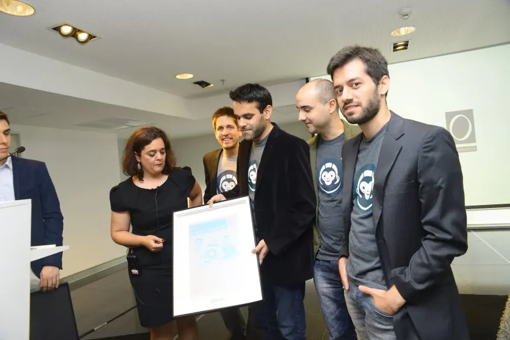 Equipo de MonkeyLearn recibiendo la mención al Espíritu Emprendedor