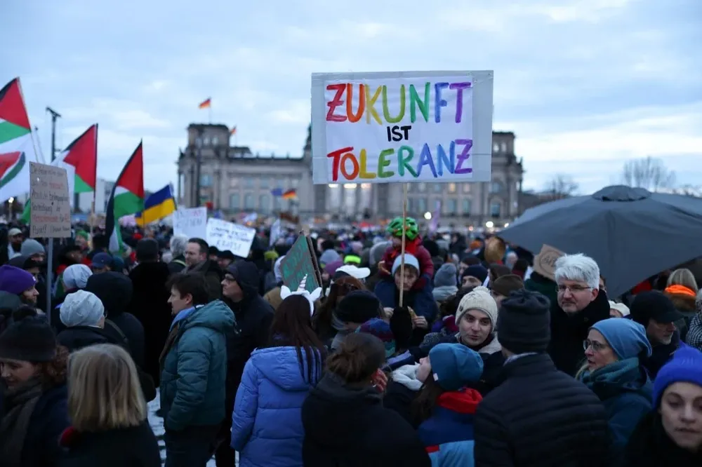 “No al AfD”, Tolerancia es futuro y Derechos humanos en vez de humanos de derecha fueron algunas las consigna que enarbolaron los manifestantes.