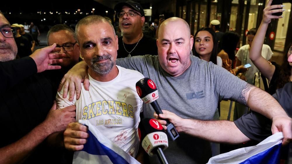 Yaniv Hayun fue recibido con júbilo al llegar al aeropuerto de Tel Aviv.