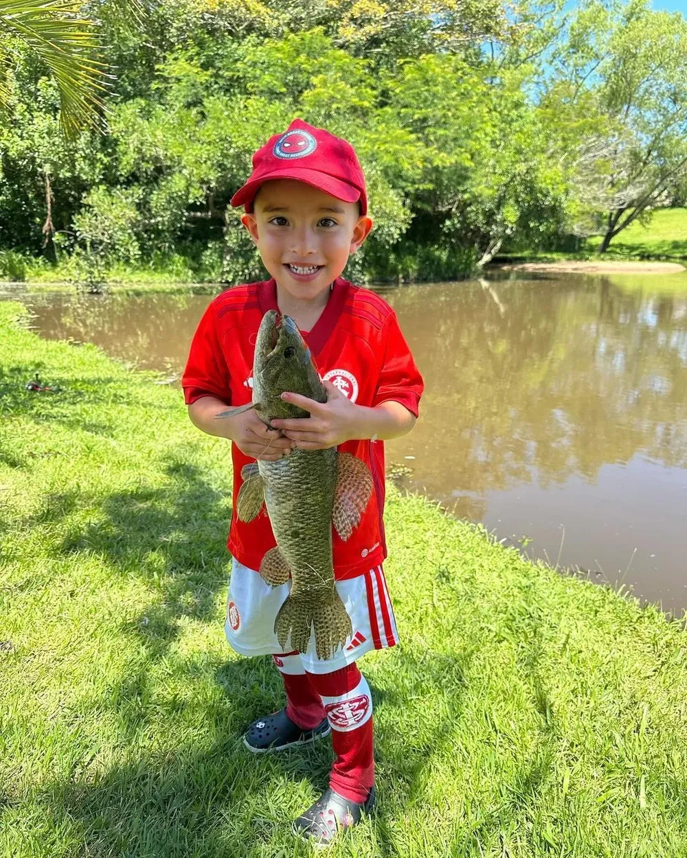 Máximo, el hijo varón de Sergio Rochet, muestra lo que pescó