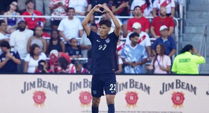 Justin Ellis celebra su gol en su debut con la selección de Estados Unidos