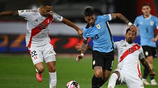 Alexander Callens y Jesús Castillo de Perú ante Cristian Olivera de Uruguay