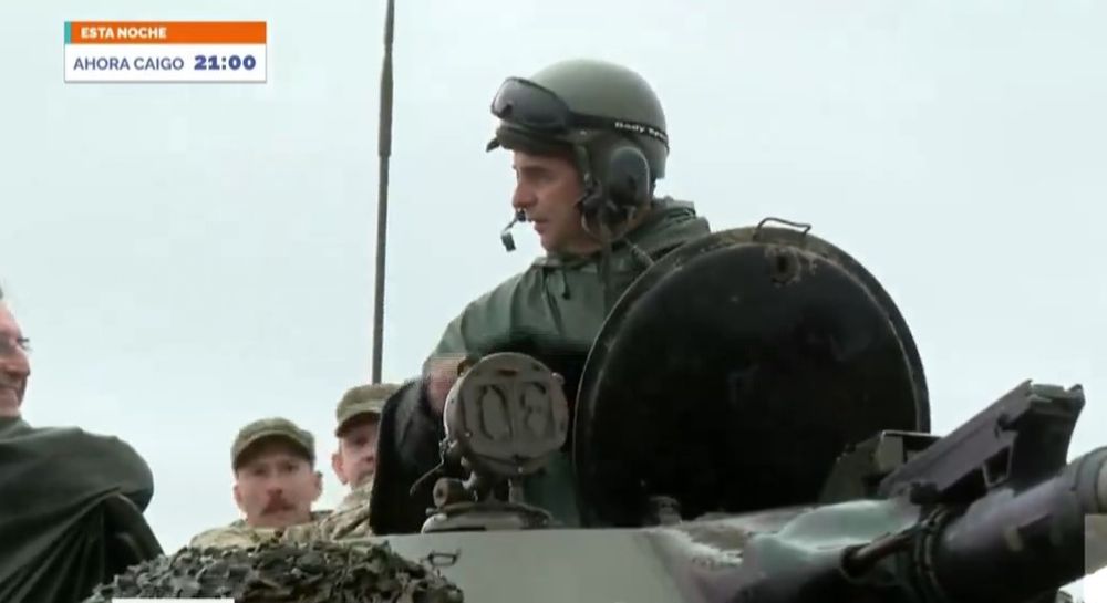 Lacalle Pou subido al tanque de guerra