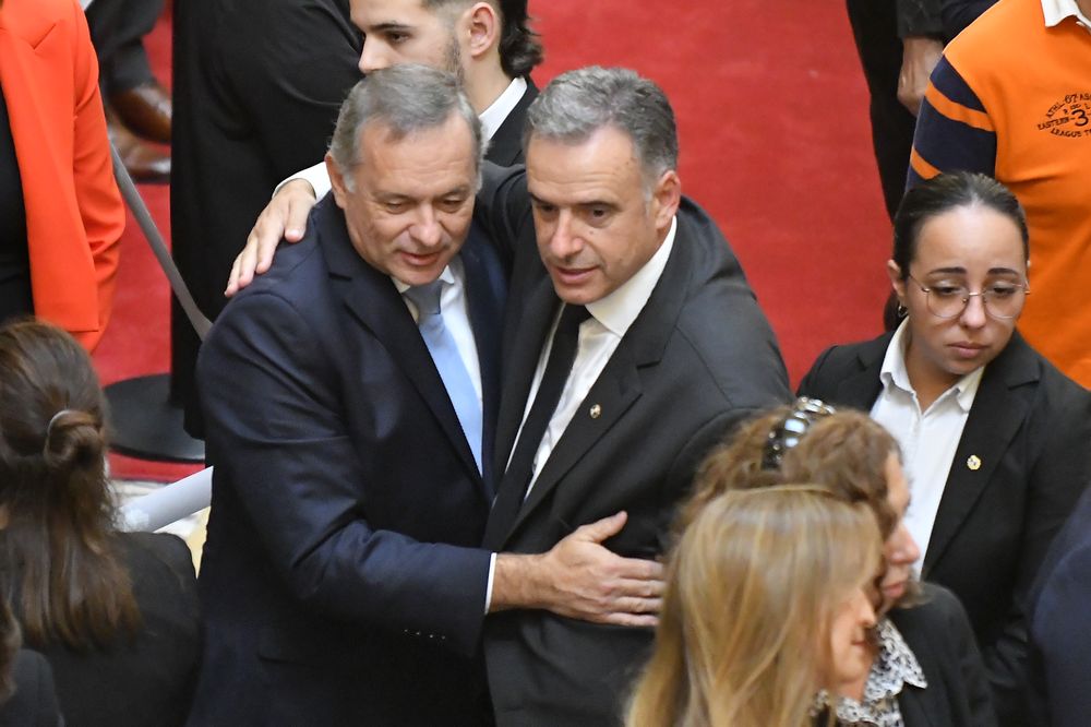 Sepelio de José Mujica, Palacio Legislativo. Álvaro Delgado, Yamandú Orsi.