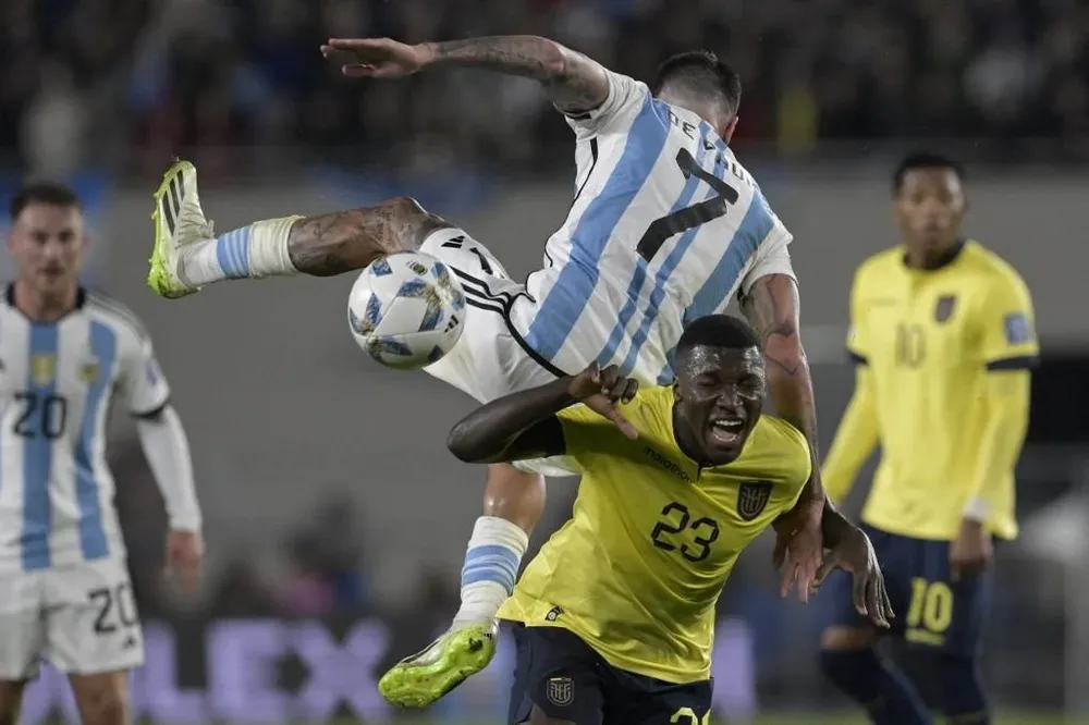 Moisés Caicedo en el partido ante Argentina