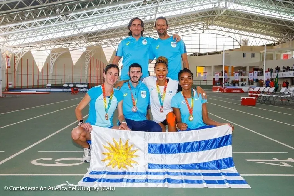 Los entrenadores Allende y Bentancor y los atletas Pía Fernández, Santiago Catrfoe, Lorena Aires y Déborah Rodríguez