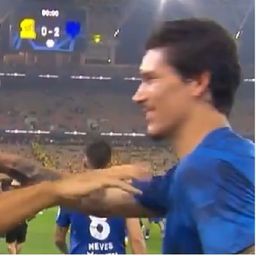 Rio Ferdinand estuvo comentando el partido clásico entre Al-Ittihad y Al-Hilal, y luego fue saludado por Darwin Núñez Rio Ferdinand estuvo comentando el partido clásico entre Al-Ittihad y Al-Hilal, y luego fue saludado por Darwin Núñez