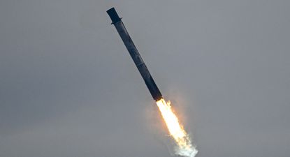 la mision de spacex que regresara a astronautas varados se acopla a la eei